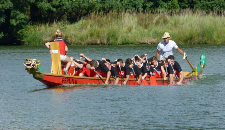 Na Pávovském rybníku budou závodit dračí lodě. Posádky si poměří síly ve čtyřech kategoriích
