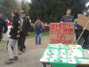Den proti úložišti: Lidé v Hojkově u Jihlavy vysadili na protest jedli