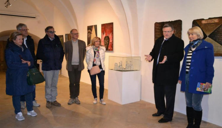 Hejtman Jiří Běhounek a náměstkyně Jana Fischerová vítají návštěvu z Brixenu v Havlíčkově domě