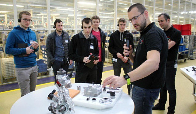 Bosch představil již podesáté studentům firmu, výrobu a moderní automobilové technologie