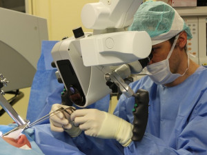 Lékaři z jihlavského ORL mají nový mikroskop. Užívají ho nejčastěji při operacích uší