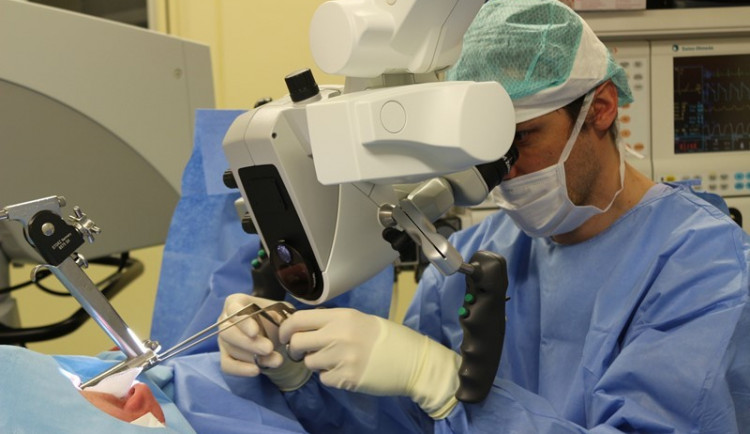 Lékaři z jihlavského ORL mají nový mikroskop. Užívají ho nejčastěji při operacích uší  