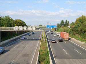 Řidiče o víkendu čeká omezení. Provoz na dálnici D1 u Jihlavy zpomalí instalace značení