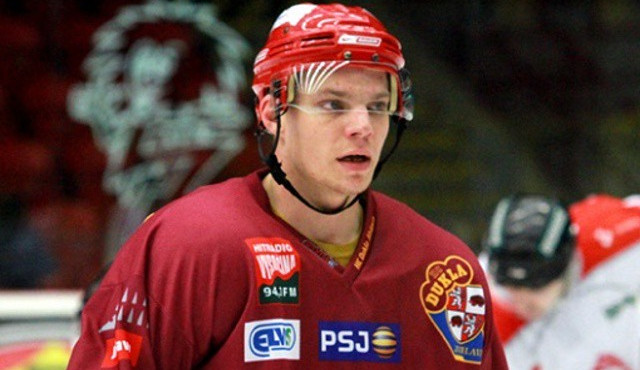 Další pohyby v kádru Dukly Jihlava. Smlouvu podepsal Radek Hubáček, loučí se sedm hráčů