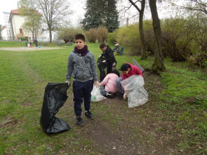 Také děti ze zařízení Erko uklízely v Jihlavě v rámci akce Čistá Vysočina