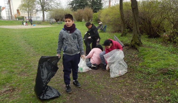 Také děti ze zařízení Erko uklízely v Jihlavě v rámci akce Čistá Vysočina 