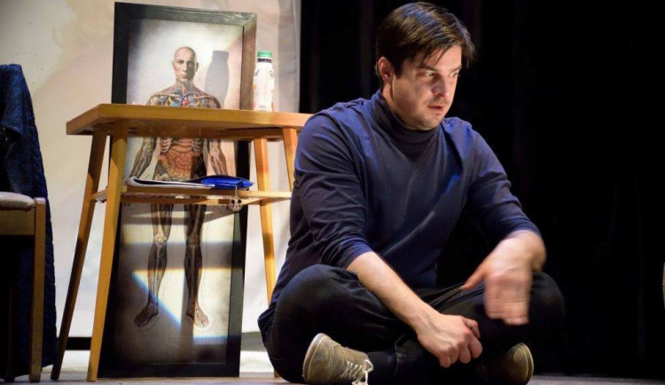 Horácké divadlo uvede v české premiéře hru Současně. Hrát v ní bude pouze Lukáš Matěj