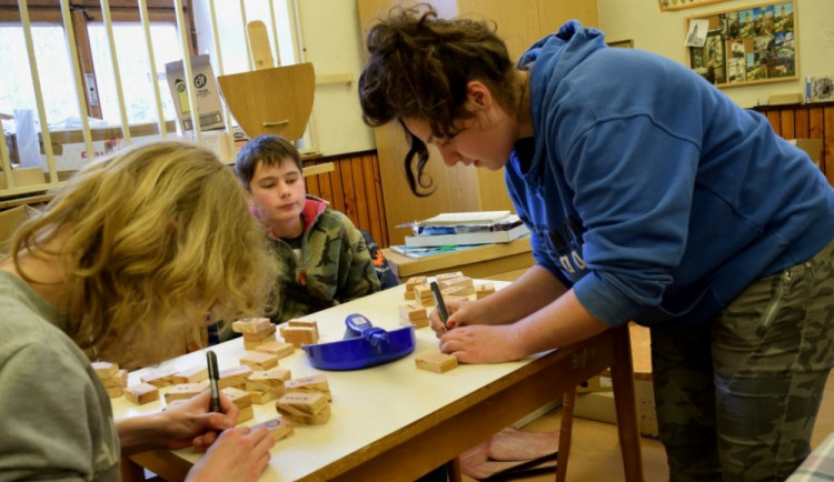 Skautky a skauti z Jihlavy se výpomocí na Roštejně zapojili do akce Skautský dobrý skutek