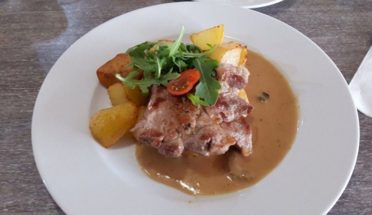 Vepřový steak s opečenými bramborami