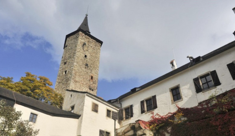 Na Roštejně začínají opravy, vzniknou tam nové expozice. Návštěvníci hradu uvidí archeology