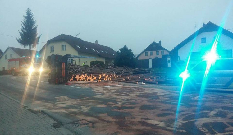 Vysypané dřevo a čtyři sta litrů vyteklé nafty. To je výsledek nehody náklaďáku v Kostelci