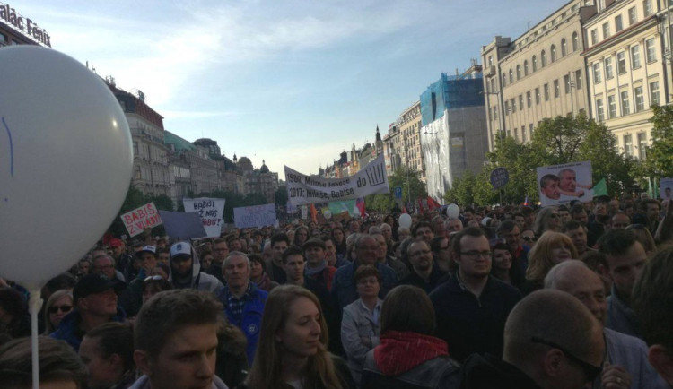 ŽIVĚ: Po celé republice probíhají demonstrace proti Andreji Babišovi a Miloši Zemanovi