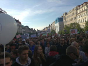 ŽIVĚ: Po celé republice probíhají demonstrace proti Andreji Babišovi a Miloši Zemanovi
