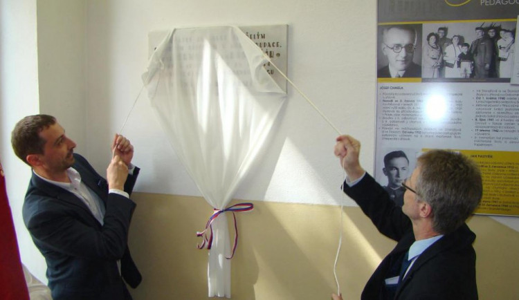 Jihlava si odhalením pamětní desky připomněla učitele zemřelé v koncentračních táborech 