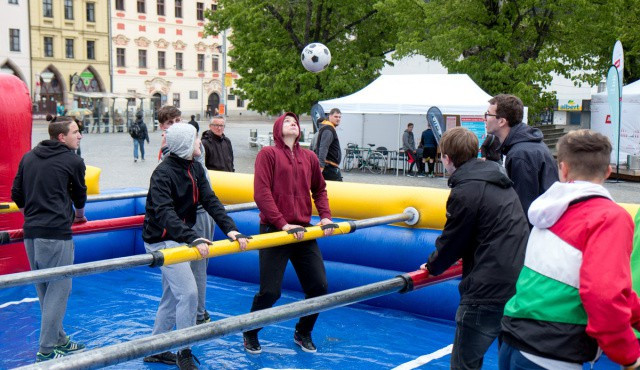 Stolní lidský fotbálek, slackline nebo slaňování. Úterní akce Sportujeme s VŠPJ rozhýbe Jihlavu