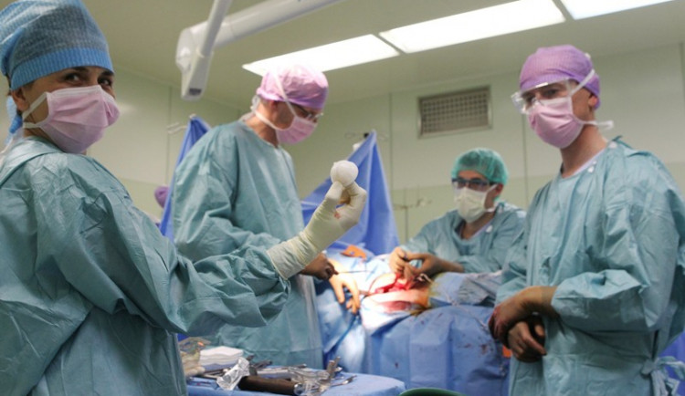 Novinka v jihlavské nemocnici inspiruje ostatní. Na operačních sálech využívají silikonovou fólii