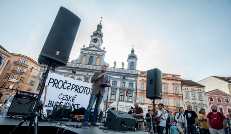 Lidé se po týdnu opět sešli v centru Budějc při protestní akci Je to na nás. Proč? Proto!