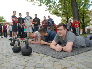 posilování na náměstí