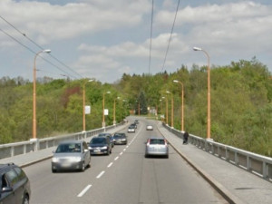 Opilý mladý muž chtěl skočit z jihlavského Brněnského mostu. Skončil na záchytce