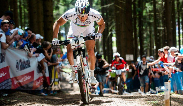 V Novém Městě na Moravě se o víkendu koná Světový pohár horských kol. Představí se i 21 Čechů