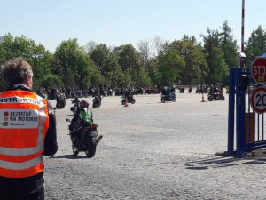 VIDEO: S instruktorem motoškoly, který zemřel na motorce, se kamarádi loučili spanilou jízdou