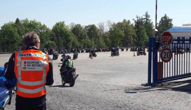 S instruktorem motoškoly, který zemřel na motorce, se kamarádi loučili spanilou jízdou