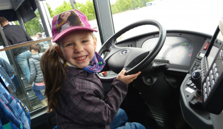 Firma Icom nabídla příležitost stát se na chvilku řidičem autobusu nebo trucku
