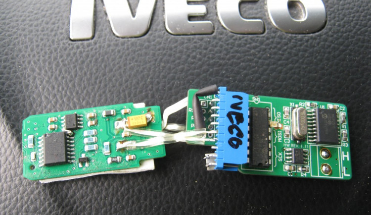 Řidiči nelegálně vypínali tachograf, čelí trestnímu stíhání. Odhalili je policisté u Jihlavy