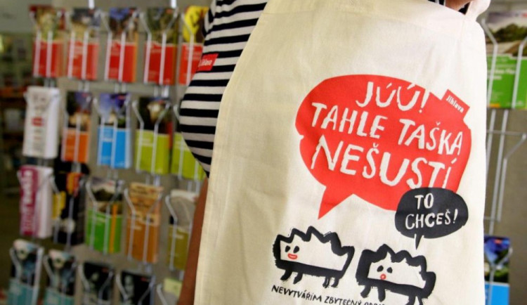 Jihlavská radnice začala prodávat vlastní bavlněné nákupní tašky. Stojí čtyřicet korun