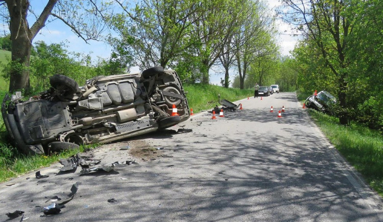Čelní střet dvou osobních aut si vyžádal dvě zranění