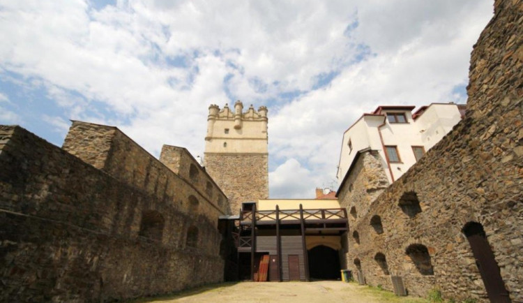 Parkán u Brány Matky Boží bude otevřen denně až do konce září. Láká na pohádky a odpočinek