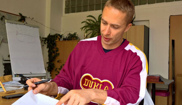 Hokejový útočník Tomáš Čachotský prodloužil s jihlavskou Duklou smlouvu na dva roky