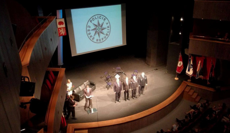 Záslužné medaile Kraje Vysočina se rozdělily mezi hrdiny, záchranáře, policisty a hasiče