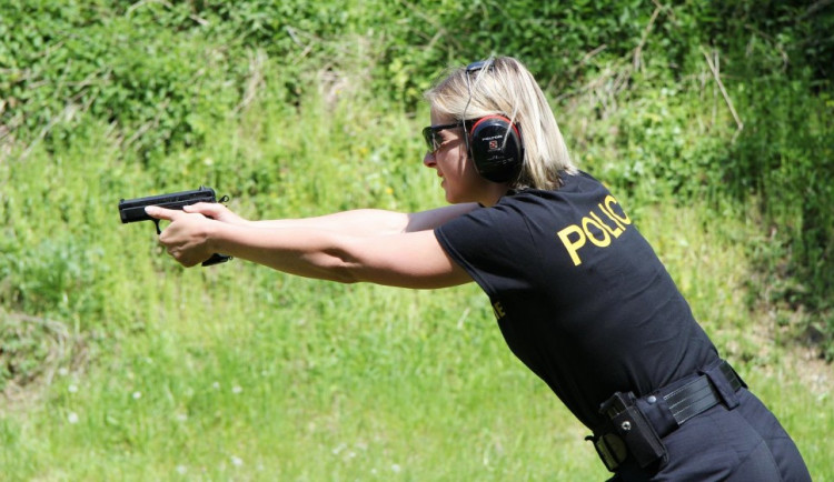 Policisté i policistky předvedli, jak umí vyřešit situace, při kterých musí použít služební zbraň