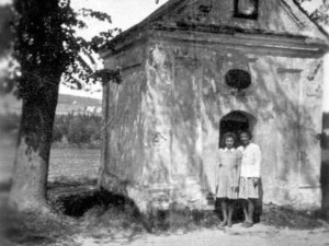 Kaplička stála u železniční trati ve Starých Horách zhruba naproti dnešní žel. zastávce u Bosche