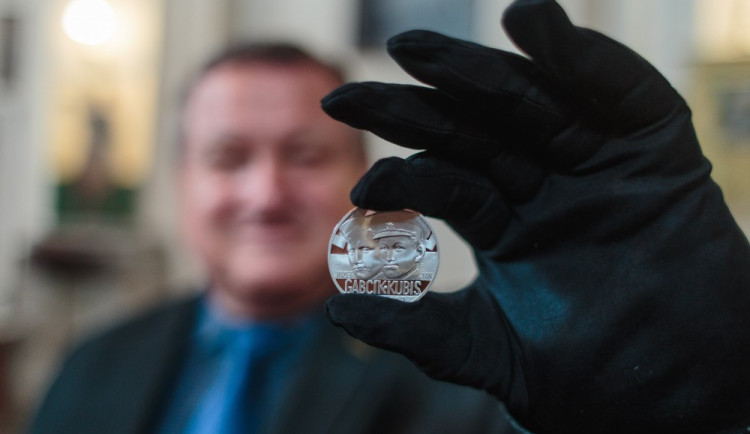 Medaile s Gabčíkem a Kubišem 