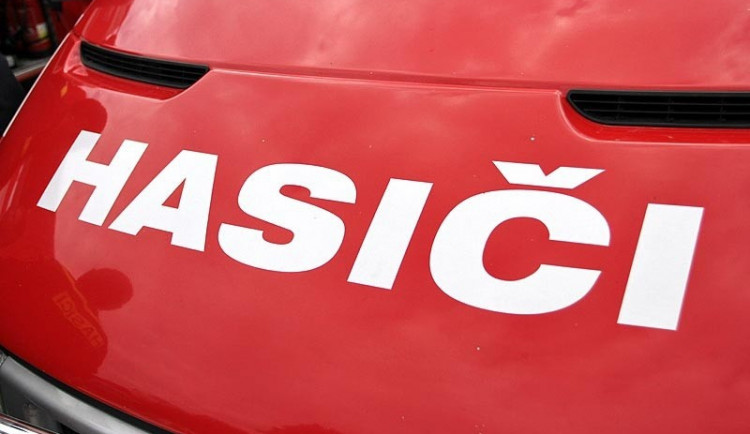 Ve Stříteži na Kaplicku hořela autodílna. Oheň tam napáchal škodu za tři miliony korun