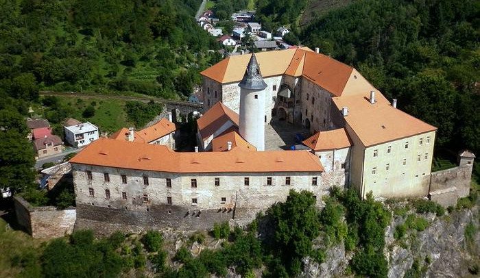 Na hradě v Ledči se připravuje expozice historických hodin ze soukromých sbírek
