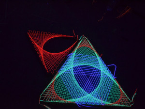 UV aktivní dekorace rozzářily jihlavský Vrakbar. Na workshopu se vyřádily hlavně děti