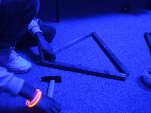 UV aktivní dekorace rozzářily jihlavský Vrakbar. Na workshopu se vyřádily hlavně děti