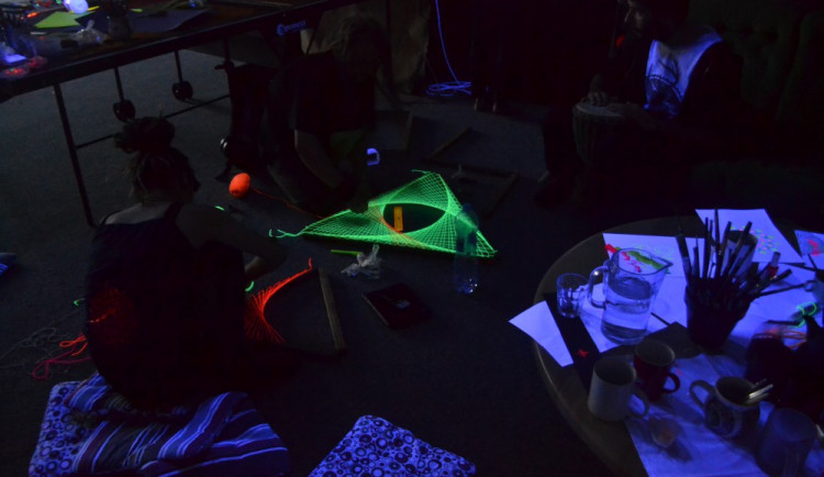 UV aktivní dekorace rozzářily jihlavský Vrakbar. Na workshopu se vyřádily hlavně děti