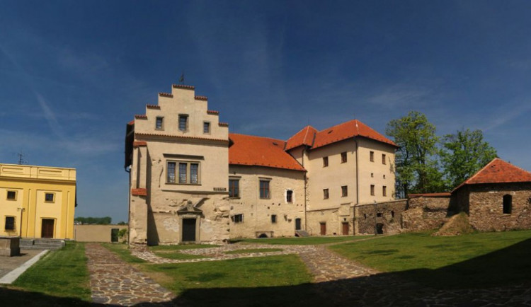 Obnovené nádvoří hradu v Polné ozdobí socha Boženy Němcové. Odhalí se 21. června