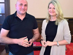 Po dovolené si jihlavští hokejisté dali pivo s vedením města. Setkání ozdobily pamětní medaile