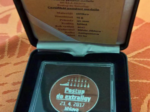 Po dovolené si jihlavští hokejisté dali pivo s vedením města. Setkání ozdobily pamětní medaile