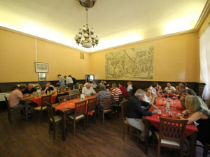 Po dovolené si jihlavští hokejisté dali pivo s vedením města. Setkání ozdobily pamětní medaile