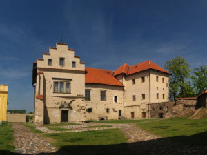 Obnovené nádvoří hradu v Polné ozdobí socha Boženy Němcové. Odhalí se 21. června