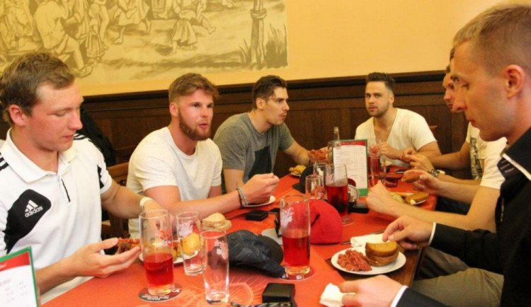 Po dovolené si jihlavští hokejisté dali pivo s vedením města. Setkání ozdobily pamětní medaile