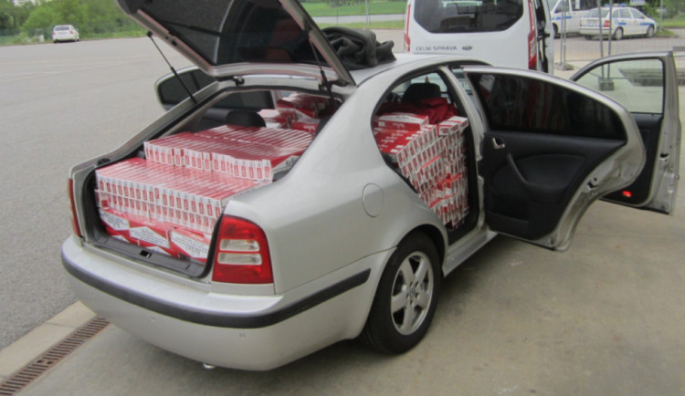 Slovenský řidič převážel přes Vysočinu více než 900 kartonů padělaných cigaret. Hrozí mu tři roky