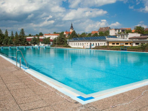 První koupaliště zahájila sezonu. Návštěvníky přivítali v Lukách a Moravských Budějovicích