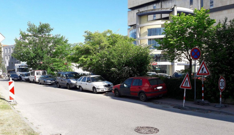 Řidiči aut si z chodníku udělali parkoviště. Školáci musí po silnici